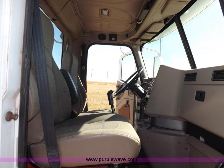 image for item I8392 2003 International 9200i semi truck