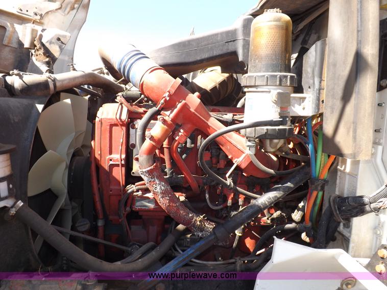 image for item I8392 2003 International 9200i semi truck