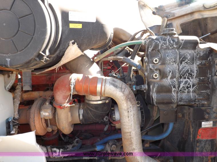 image for item I8392 2003 International 9200i semi truck