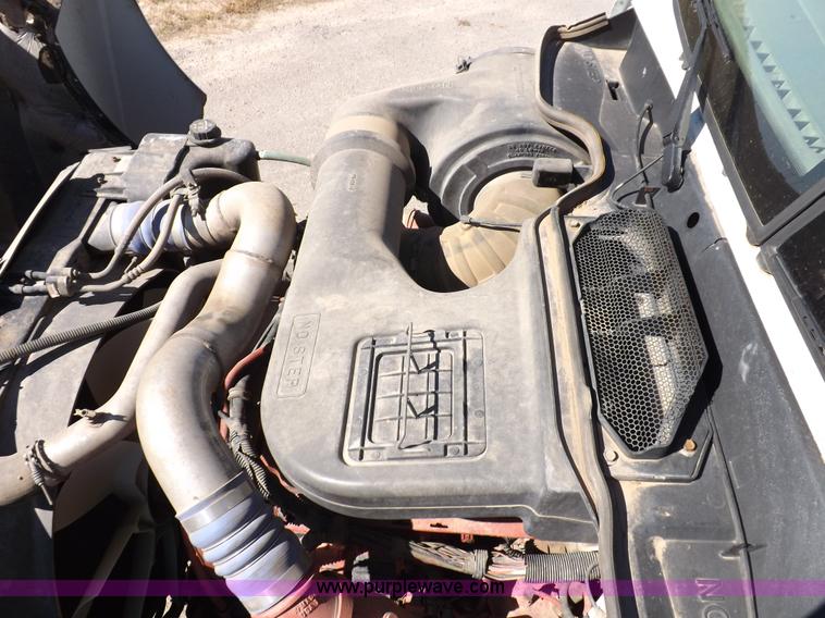 image for item I8392 2003 International 9200i semi truck