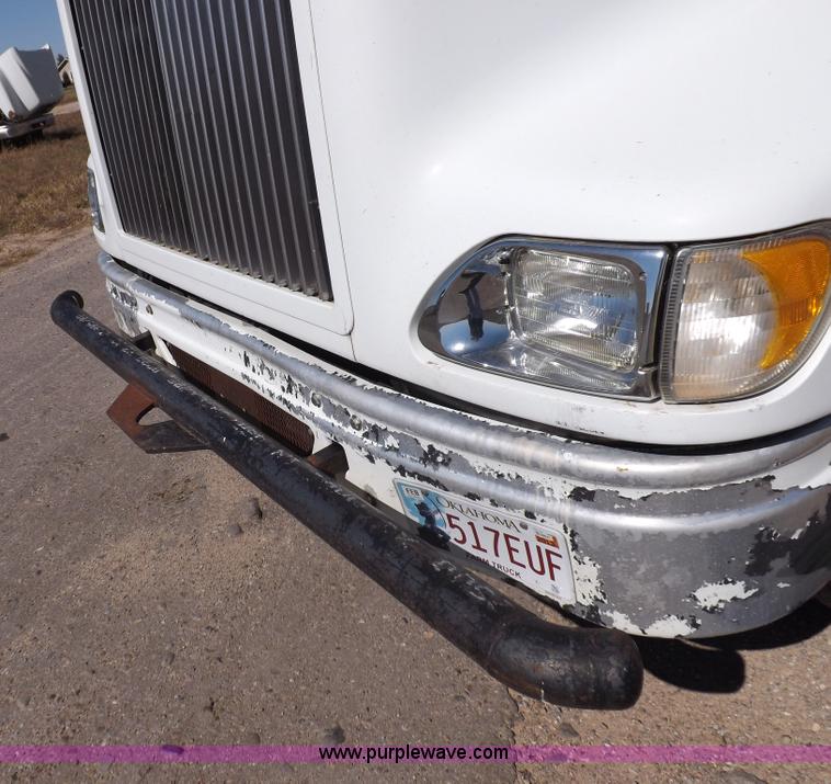 image for item I8392 2003 International 9200i semi truck