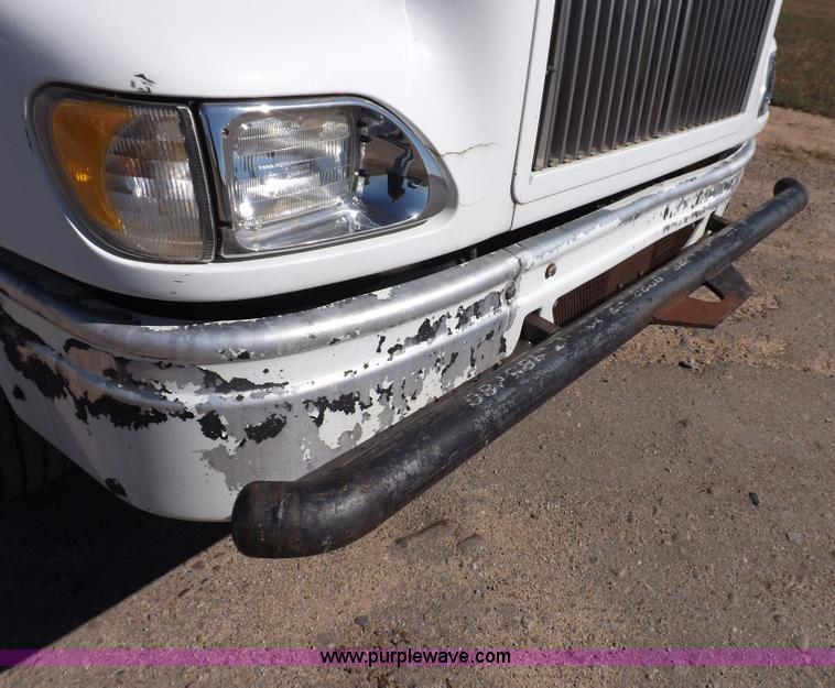 image for item I8392 2003 International 9200i semi truck