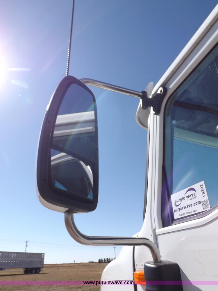 image for item I8392 2003 International 9200i semi truck