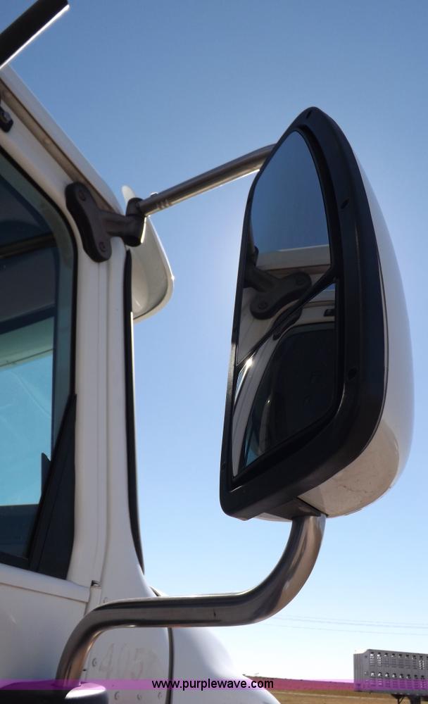 image for item I8392 2003 International 9200i semi truck