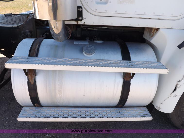 image for item I8392 2003 International 9200i semi truck