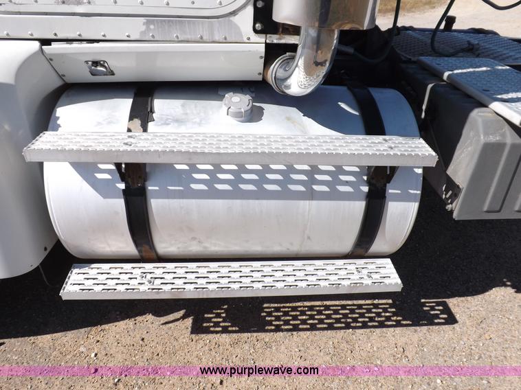 image for item I8392 2003 International 9200i semi truck