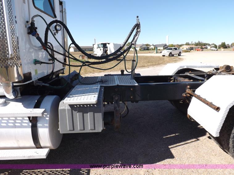 image for item I8392 2003 International 9200i semi truck