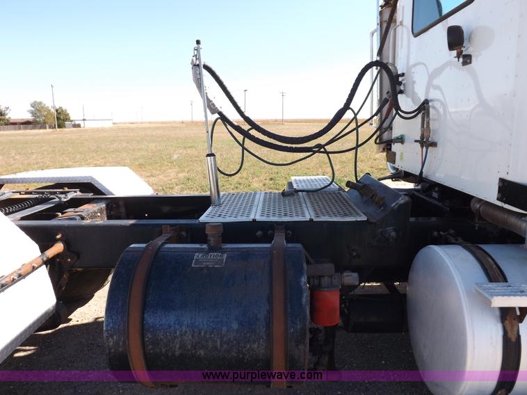 image for item I8392 2003 International 9200i semi truck