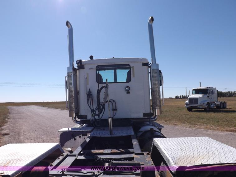 image for item I8392 2003 International 9200i semi truck