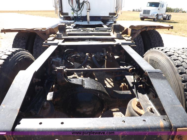 image for item I8392 2003 International 9200i semi truck