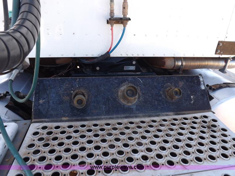 image for item I8392 2003 International 9200i semi truck