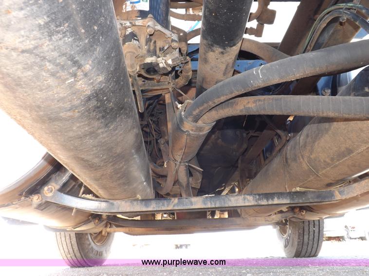 image for item I8392 2003 International 9200i semi truck