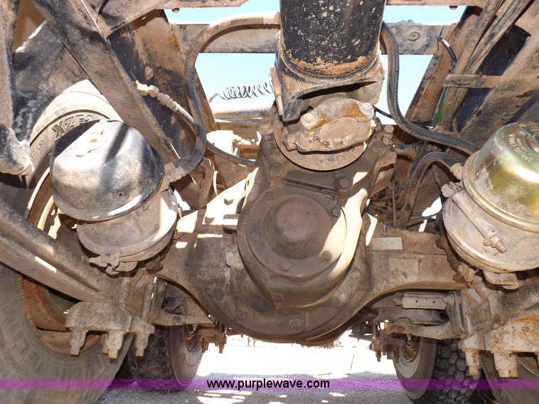 image for item I8392 2003 International 9200i semi truck