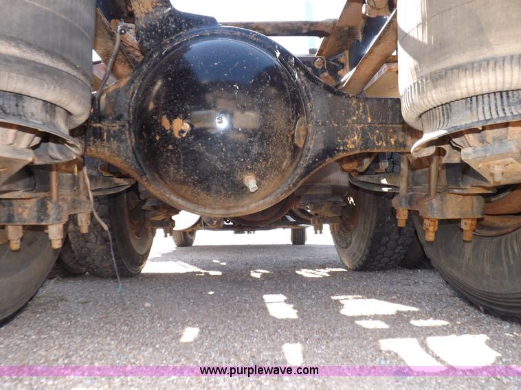 image for item I8392 2003 International 9200i semi truck