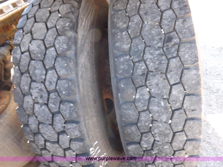 image for item I8392 2003 International 9200i semi truck