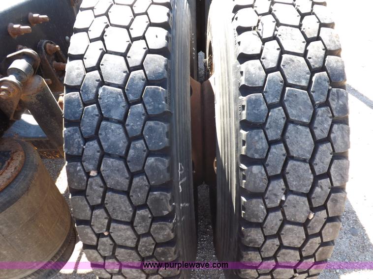 image for item I8392 2003 International 9200i semi truck