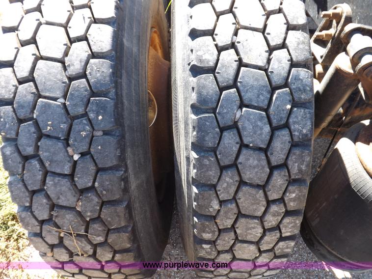 image for item I8392 2003 International 9200i semi truck