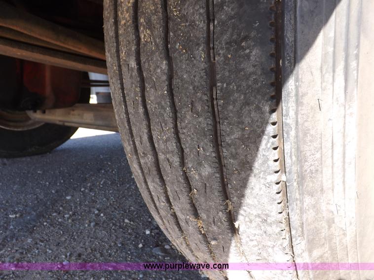 image for item I8392 2003 International 9200i semi truck