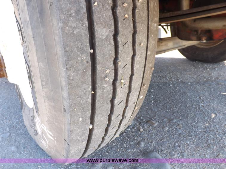 image for item I8392 2003 International 9200i semi truck