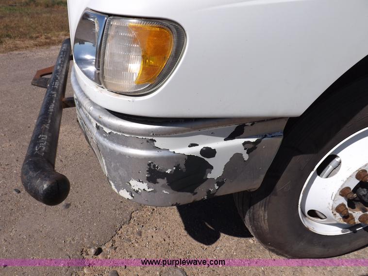 image for item I8392 2003 International 9200i semi truck