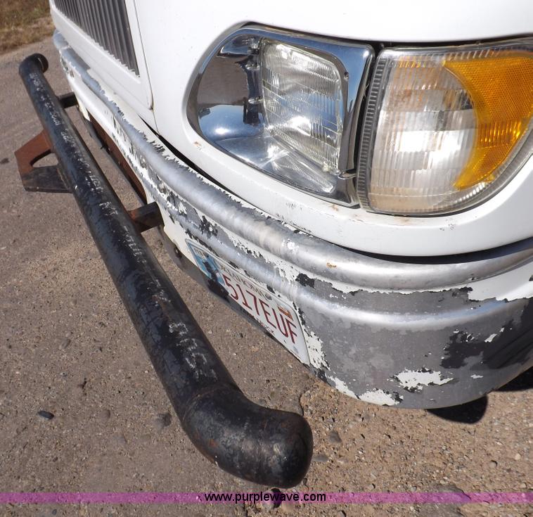 image for item I8392 2003 International 9200i semi truck