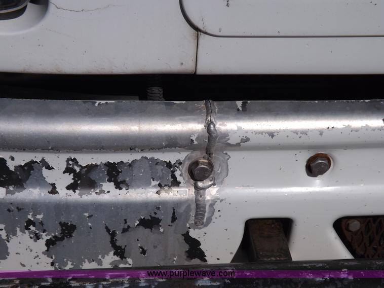 image for item I8392 2003 International 9200i semi truck