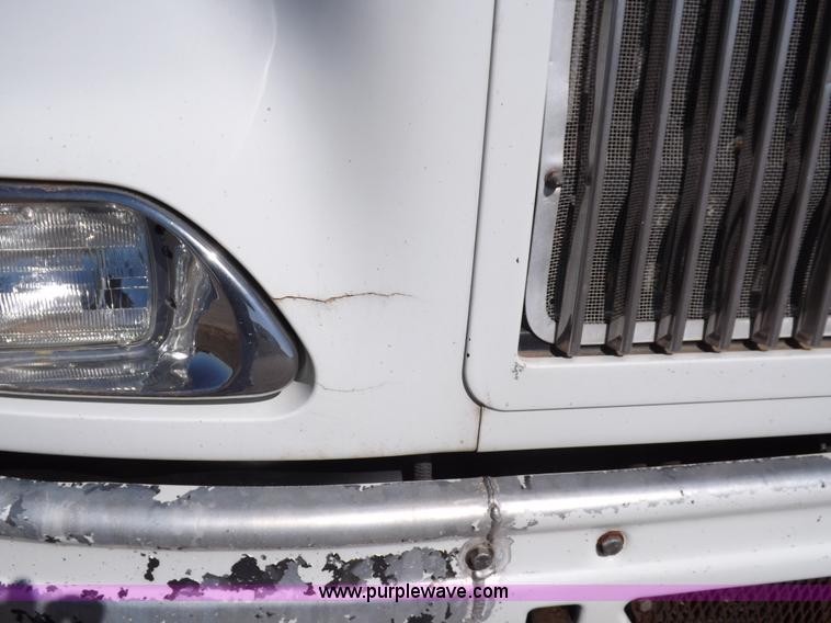 image for item I8392 2003 International 9200i semi truck