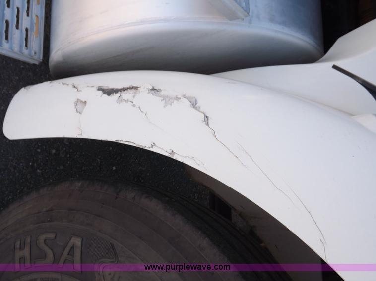 image for item I8392 2003 International 9200i semi truck