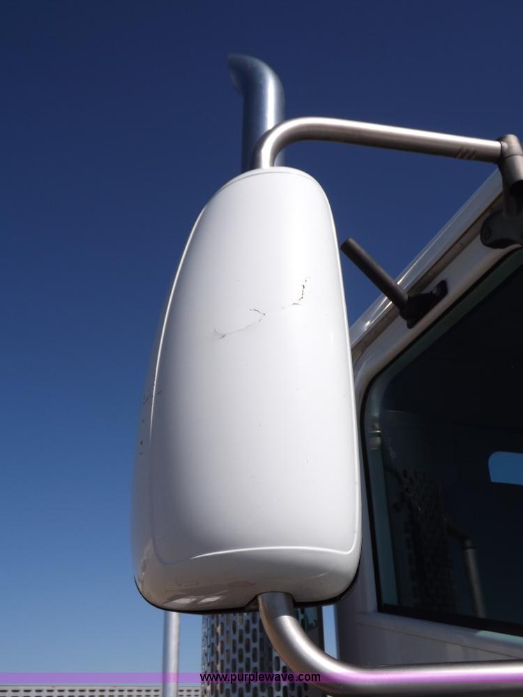 image for item I8392 2003 International 9200i semi truck