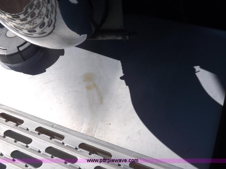 image for item I8392 2003 International 9200i semi truck