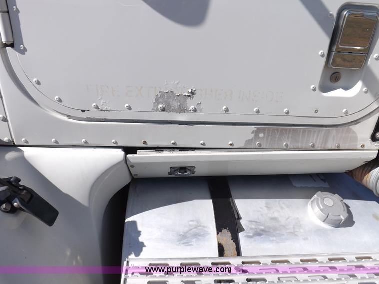 image for item I8392 2003 International 9200i semi truck