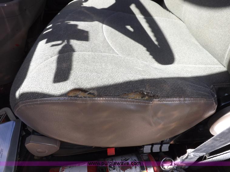 image for item I8392 2003 International 9200i semi truck