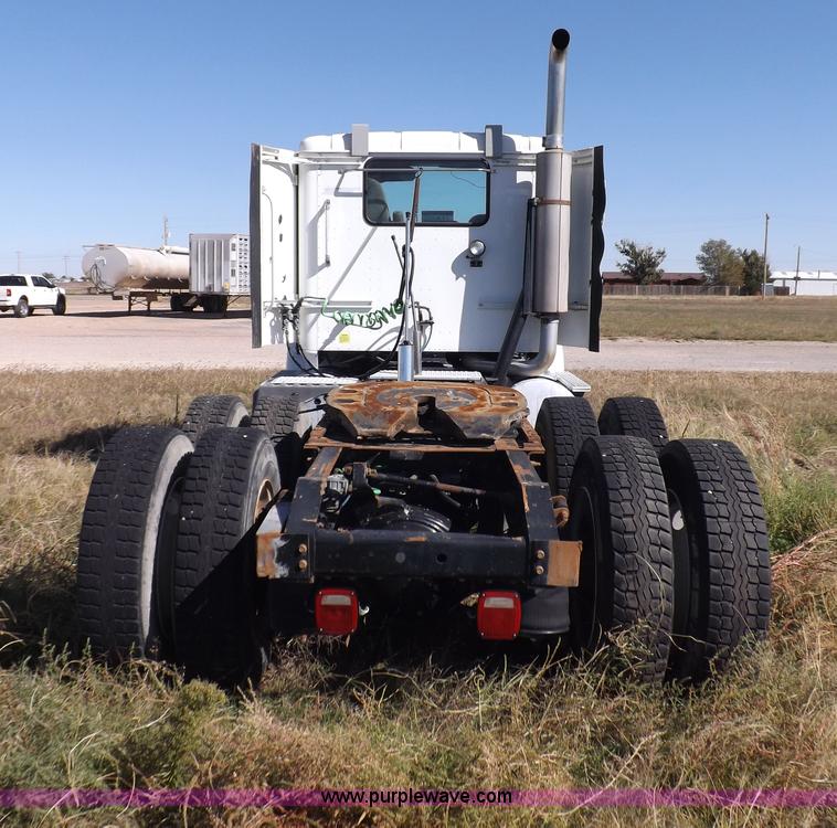 image for item I8393 2003 International 9200i semi truck