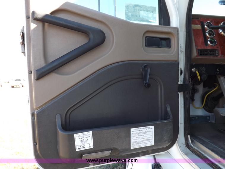 image for item I8393 2003 International 9200i semi truck