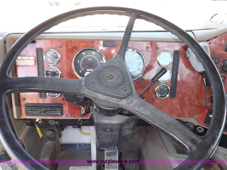 image for item I8393 2003 International 9200i semi truck