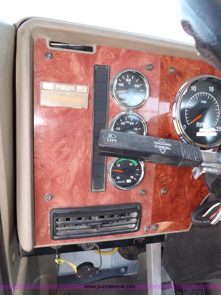 image for item I8393 2003 International 9200i semi truck