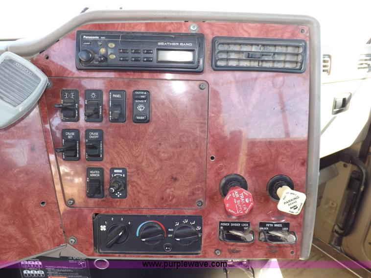 image for item I8393 2003 International 9200i semi truck