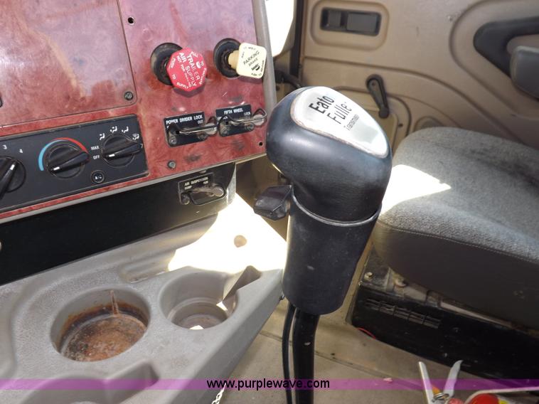 image for item I8393 2003 International 9200i semi truck