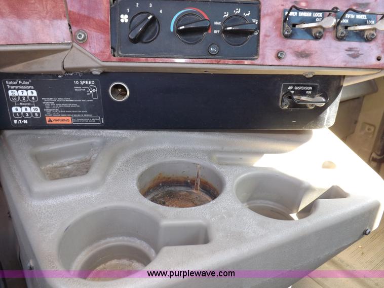 image for item I8393 2003 International 9200i semi truck