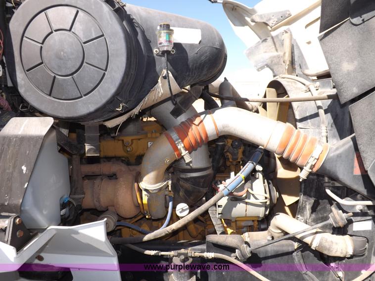 image for item I8393 2003 International 9200i semi truck