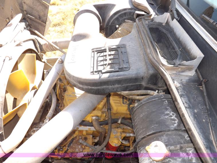 image for item I8393 2003 International 9200i semi truck