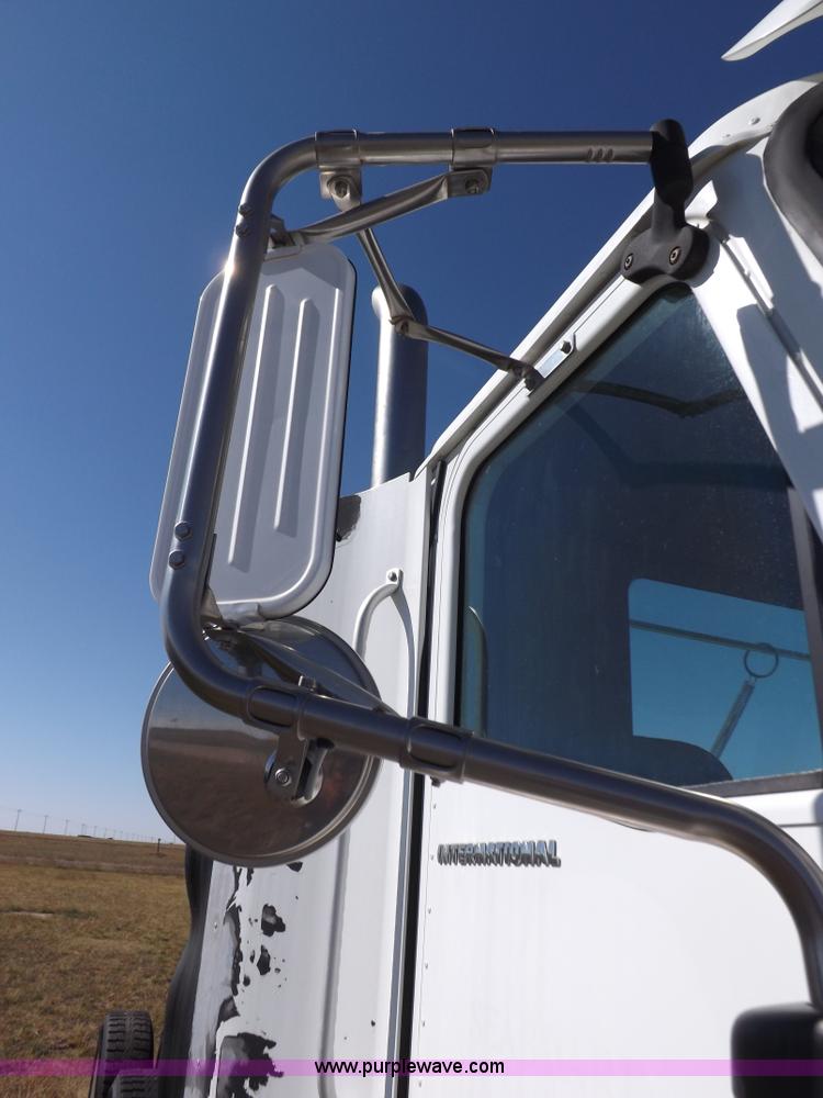 image for item I8393 2003 International 9200i semi truck