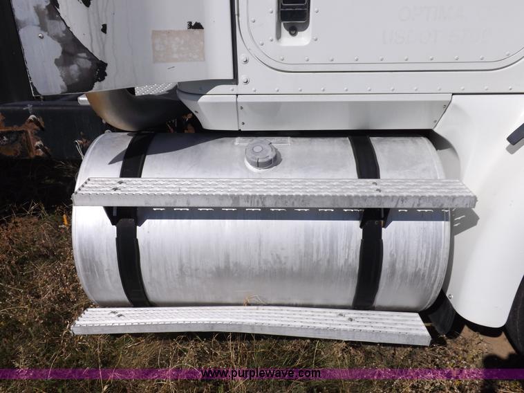 image for item I8393 2003 International 9200i semi truck