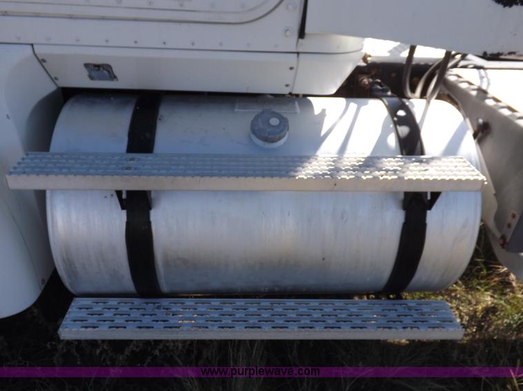 image for item I8393 2003 International 9200i semi truck