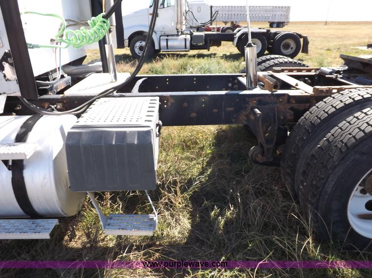 image for item I8393 2003 International 9200i semi truck