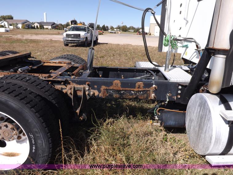 image for item I8393 2003 International 9200i semi truck