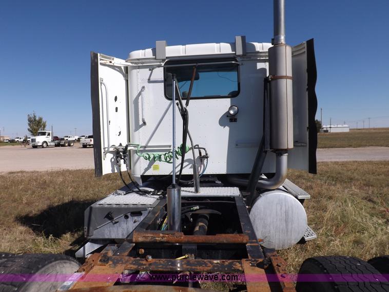 image for item I8393 2003 International 9200i semi truck