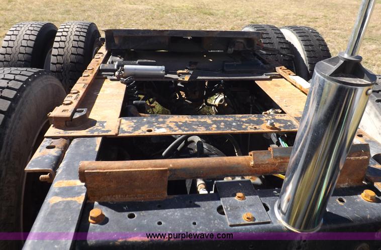 image for item I8393 2003 International 9200i semi truck