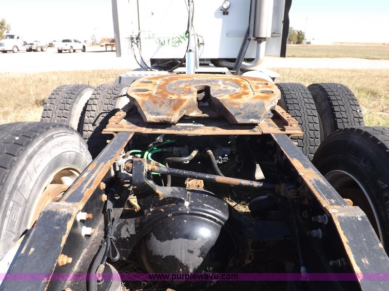 image for item I8393 2003 International 9200i semi truck