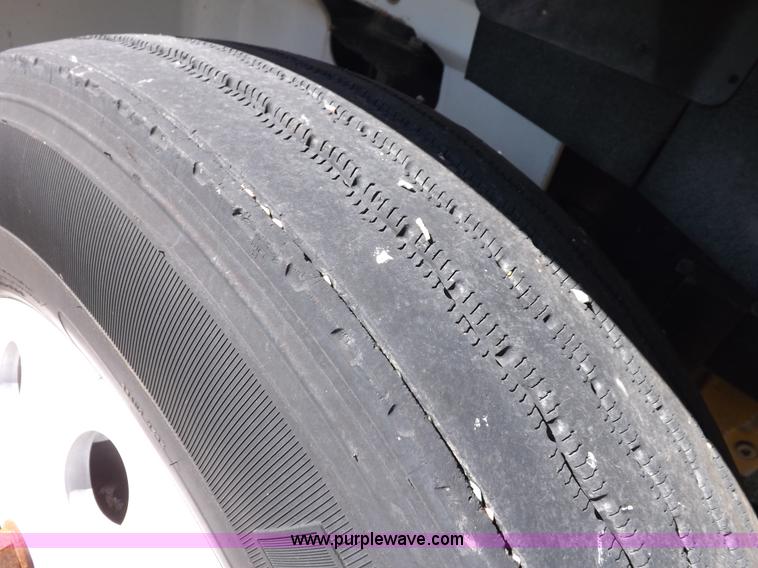 image for item I8393 2003 International 9200i semi truck